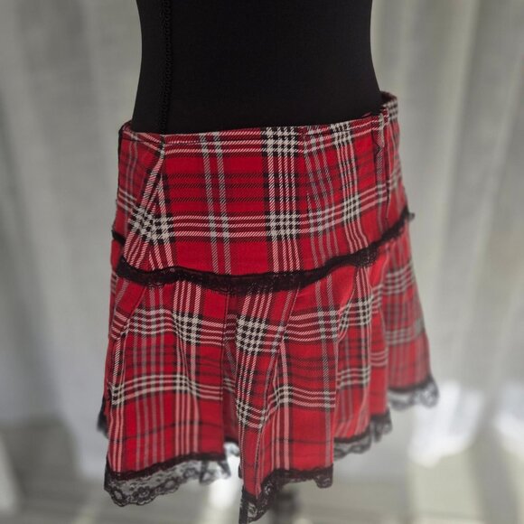 ๐ค Tripp NYC Red Plaid Pleated Mini Skirt with Black Lace Trim ๐ค - Picture 3 of 7